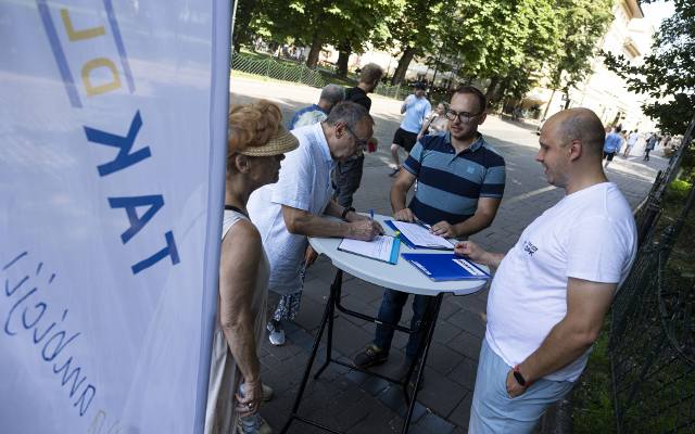 Akcja „Tak dla CPK” w Krakowie. Zbiórka podpisów w centrum miasta pod obywatelskim projektem ustawy