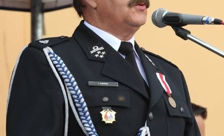 Gratulacje złożył strażakom Tadeusz Knopek, burmistrz Kazimierzy Wielkiej.