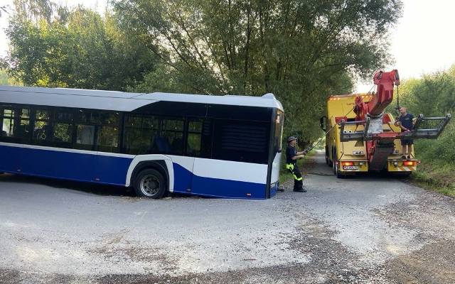 Autobus MPK Kraków utknął pod Krakowem. Za niskie zawieszenie na takie wyboje