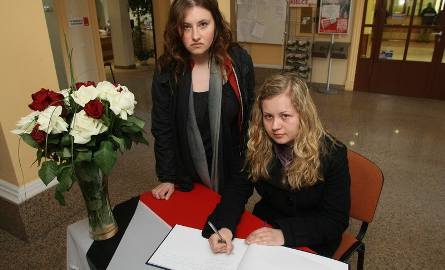 Studentki Anna Chebdowska i Katarzyna Rutkowska oddały hołd ofiarom katastrofy, wpisując się do Księgi w kieleckim magistracie.
