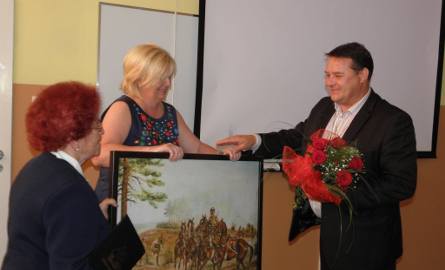 Kazimiera Szark i Alicja Kamińska wręczyły upominek Maciejowi Szmalcowi, dyrektorowi spółki "Nowa Energia", który kupił dla szkoły