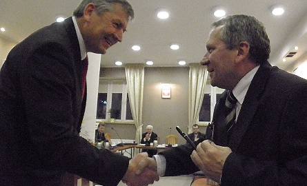 Tomasz Wysocki (z lewej), były przewodniczący rady gratuluje następcy - Romanowi Pytlasińskiemu