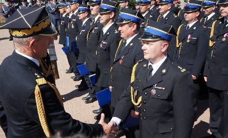 Generał brygadier Wiesław Leśniakiewicz wręcza awanse służbowe.