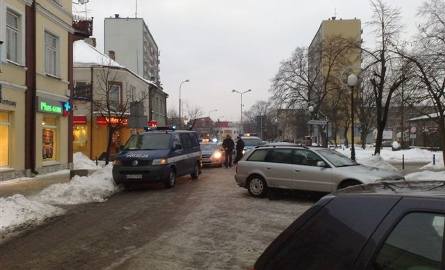 Niecodzienne zamieszanie w centrum Ostrołęki. Kolizja radiowozu i pijany pracownik pogotowia energetycznego (zdjęcia) 