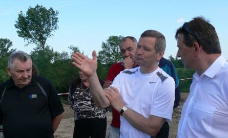 Wójt Marian Grzegorzek (drugi z prawej) tłumaczy Dariuszowi Bukowskiemu, radnemu powiatu (pierwszy z prawej), dlaczego jego zdaniem, nie da się podnieść
