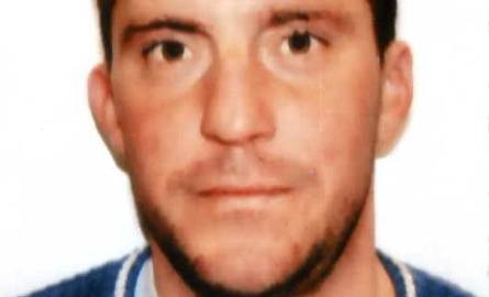 Paweł Sebastian Szerwiński w momencie zaginięcia miał 34 lata. Piwne oczy, krótkie i ciemne włosy, ciemna cera. Z domu wyszedł w woderach (wysokich gumowych
