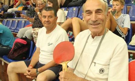 Zbigniew Zawalkiewicz (z prawej), mimo 73 lat, dobrze radził sobie w turnieju tenisa stołowego. Obok Jan Pleskonos, również z Drohobycza.