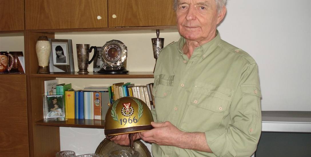 76-letni Andrzej Pogorzelski z dumą prezentuje swoje najcenniejsze trofeum - Złoty Kask, wywalczony w 1966 roku.