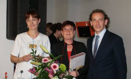 Najlepszą pielęgniarką roku 2012 jest Janina Marczak (w środku). Nagrodę wręczył jej Marek Szczepański, członek zarządu powiatu.