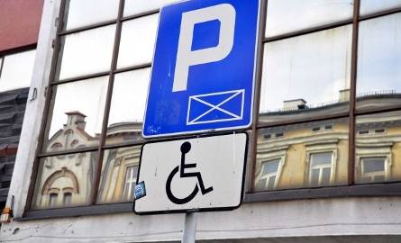 Odkąd drogowcy zakleili dwójkę na znaku, wiele osób ma problemy z odgadnięciem, które z tych dwóch miejsc parkingowych przeznaczone jest dla niepełn