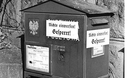 Skrzynka pocztowa w jednym z polskich miast podczas okupacji niemieckiej [3]