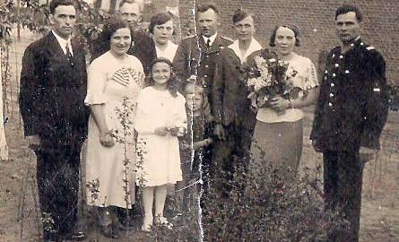Rok 1939. Rodzina Władysława Sztula na przyjęciu komunijnym mojej kuzynki lusi w ogrodzie domu na rogu Szosy Chełmińskiej i ul. Wodociągowej