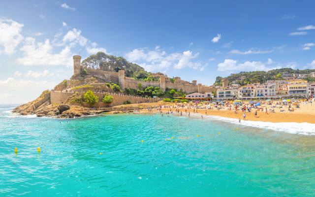 7 najpiękniejszych plaż w Hiszpanii. Są idealne na wakacyjny wypoczynek i relaks. Trzeba je zobaczyć chociaż raz w życiu!