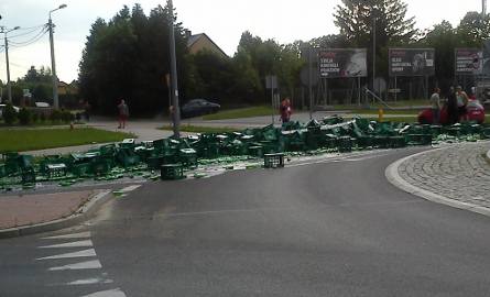 Droga krajowa nr 19 na wjeździe do Bielska Podlaskiego została zablokowana po tym jak ładunek tira wypadł podczas zjazdu z ronda - napisał do nas Internauta
