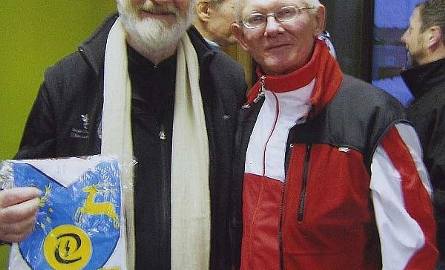 Andrzej Fijałkowski w towarzystwie szefa australijskiego biegu Allana Marslanda. Ten ostatni trzyma w ręku planszę z herbem Kozienic.