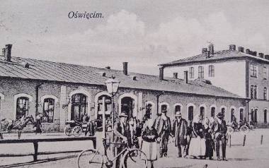Początki dworca kolejowego w Oświęcimiu sięgają drugiej połowy XIX wieku