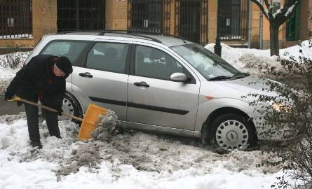 Na ulicy Żeromskiego wielu kierowców musiało używać wożonych w samochodach łopat, żeby wyjechać z nieodśnieżonych, płatnych parkingów.
