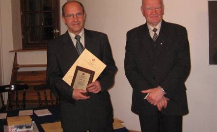 lewej - laureat Złotego Oka, Wojciech Sochaj, obok Edward Kruk, szef radomskiego Fotoklubu RP