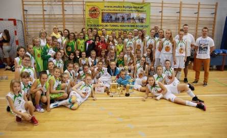 Cztery zespoły Międzyszkolnego Uczniowskiego Klubu Sportowego "MUKS" Bydgoszcz, które wzięły udział w turnieju