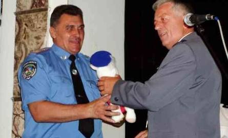 Goszczący na uroczystości zastępca komendanta policji okręgu kijowskiego na Ukrainie otrzymał od inspektora Kwapisza w prezencie m.in. policyjnego K