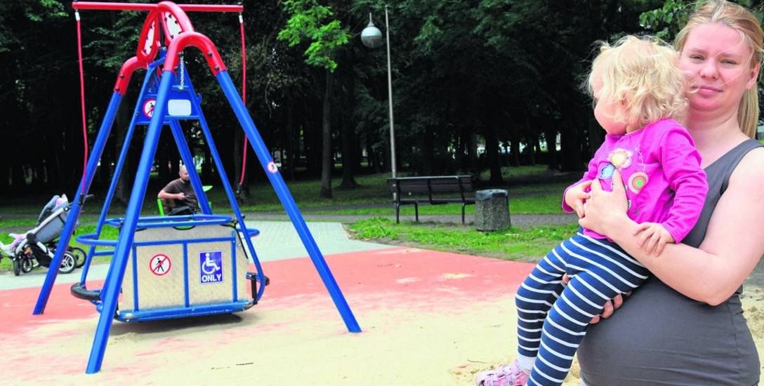 Karolina Kurek  z córeczką również bywa na tym placu zabaw, do huśtawki dla niepełnosprawnych  dzieci nie podchodzi. Wraz z mężem uważa, że zabawy na
