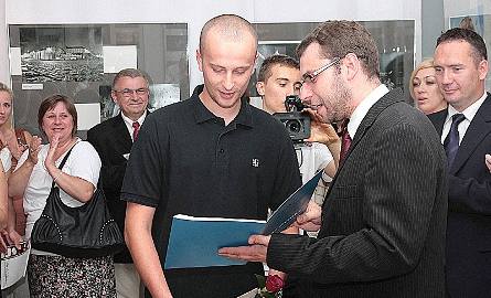 Mariuszowi Szimingowi gratulował Łukasz Mizera, radny Grudziądza. Laureat w nagrodę pojedzie do Brukseli
