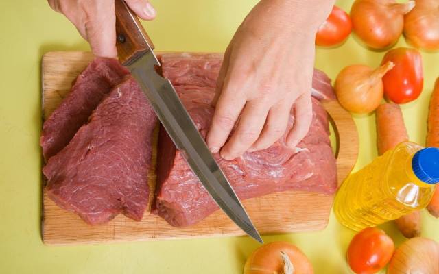 Nóż do krojenia mięsa w plastry i filetowania powinien mieć długie ostrze wykonanie z cienkiej stali.