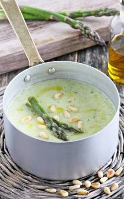 Zupa z zielonymi szparagami „Francuska wiosna”.