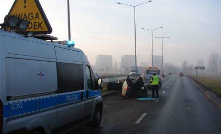 Groźny wypadek na ul. Olsztyńskiej w Toruniu. Dwie osoby w szpitalu [ZDJĘCIA]