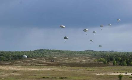 Ćwiczenia NATO Anakonda 16 w Toruniu rozpoczynają się od zrzutu spadochorniarzy. Podobne sceny oglądaliśmy już w maju 2014 roku