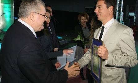 Europoseł Czesław Siekierski wręczał dyplom za zajęcie drugiego miejsca w powiecie w konkursie gospodarstw agroturystycznych Marcelemu Małkiewiczowi