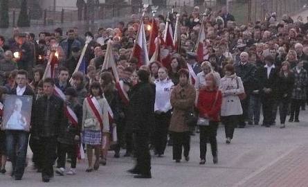 Białym Marszem – w sobotni wieczór – mieszkańcy Kazimierzy Wielkiej uczcili szóstą rocznicę śmierci Papieża Jana Pawła II.