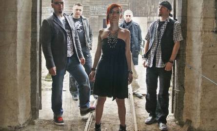 Zespół FireFlower narodził się pod koniec 2008 roku w Kielcach. Obecnie tworzą go: Justyna Jaszczyk – wokal, Kuba Bądel – gitara, Tomasz Jasiewicz –