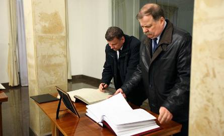 Starosta stalowowolski Wiesław Siembida i jego zastępca Janusz Zarzeczny wpisują się do księgi kondolencyjnej.