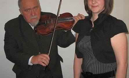 Podczas piątkowego wernisażu w Resursie Obywatelskiej w Radomiu doktor Krzysztof Iwańczuk grał na skrzypcach, zaś Emilia Koprowska, absolwentka Zespołu
