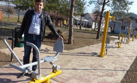 Radny Piotr Herman, prezes Stowarzyszenia Młodzieży Suchedniowa prezentuje nową, lpenerową siłownię na terenie Ośrodka Sportu i Rekreacji.