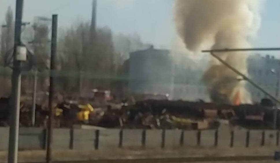 Film do artykułu: Płoną odpady na terenie KWK Makoszowy w Zabrzu. Trwa akcja gaśnicza. Z pożarem walczą cztery zastępy strażaków. Sytuacja jest opanowana