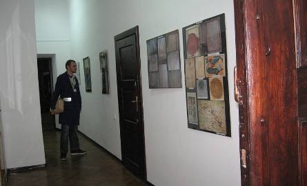 Wystawę "90 lat istnienia Archiwum Państwowego w Radomiu” zorganizowano w korytarzu na parterze
