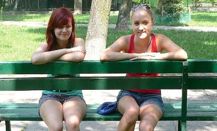 Natalia Białkowska i Luiza Wójcik często spotykają się w parku, by porozmawiać.