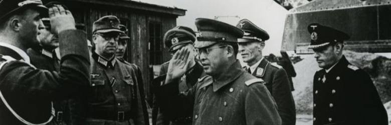 Generał Makoto Onodera (w środku) w otoczeniu oficerów niemieckich. Rybikowski był jego sekretarzem