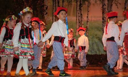 Dzieci ze szkoły w Jaworze Soleckim przedstawiły barwne widowisko.
