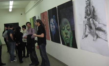 O wystawie rozmawiają Jakub Pieleszek i Szymon Piasta, kurator galerii Pentagon