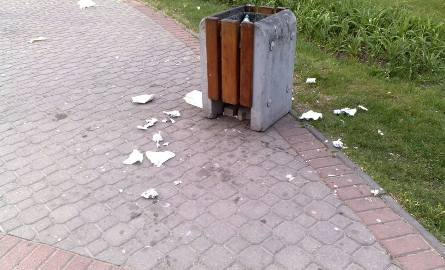Pobojowisko na Malmeda. Śmieci poniewierają się na chodniku. Taki widok w centrum miasta to wstyd! (zdjęcia)