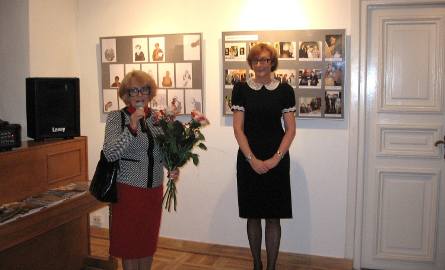 Kwiaty od szefowej miejskiej kultury - Krystyny Joanny Szymańskiej. Jej obraz jest także na wystawie.