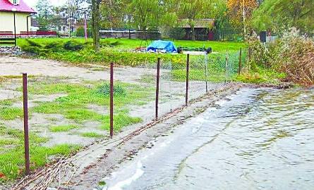 Fragment ogrodzenia na linii brzegu jeziora Luterskiego w Lutrach.