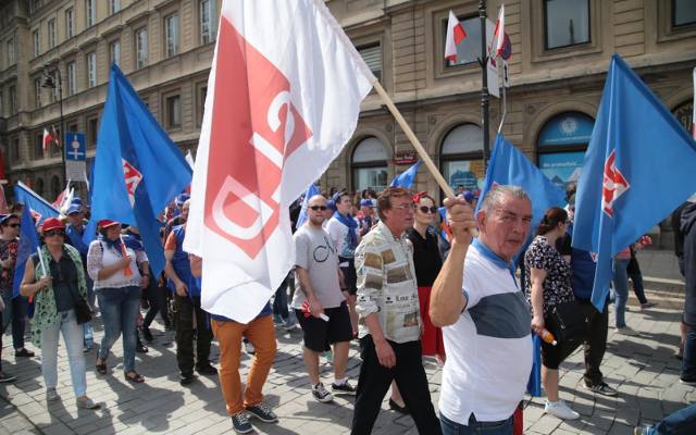 1 maja w Warszawie. Ulicami stolicy przeszedł marsz OPZZ pod hasłem 