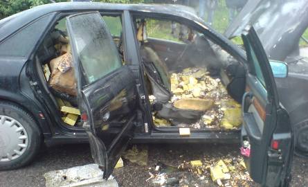 Samochód zapłonął jak zapałka! Przemytnicy uciekali i uderzyli w ciężarówkę (zdjęcia)