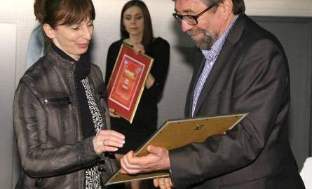 Małgorzata Grzybek, prezes zarządu Villi Aromat we Włoszczowie odbiera nagrodę dla najlepszego hotelu w powiecie od Janusza Kani - zastępcy redaktora
