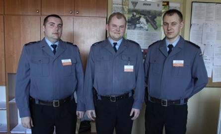 Ci policjanci pełnili dyżur w niedzielę wielkanocną. - Już przyzwyczailiśmy się do świątecznych dyżurów - mówią od lewej: Michał Janikowski, Grzegorz