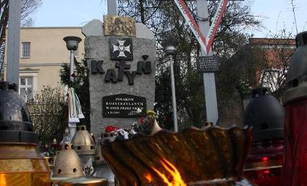 Zielonogórzanie zapalają znicze pod Obeliskiem Katyńskim (wideo)
